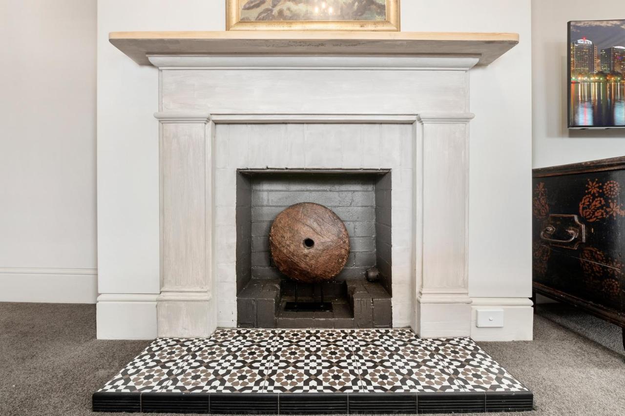 The Rivulet Bed & Breakfast Sandy Bay Exterior photo A cannonball in the fireplace of the house