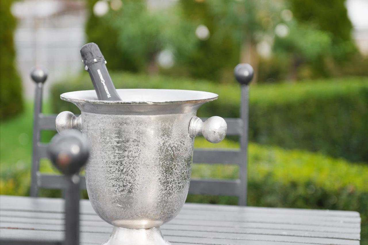 The Rivulet Bed & Breakfast Sandy Bay Exterior photo Champagne in a champagne bucket