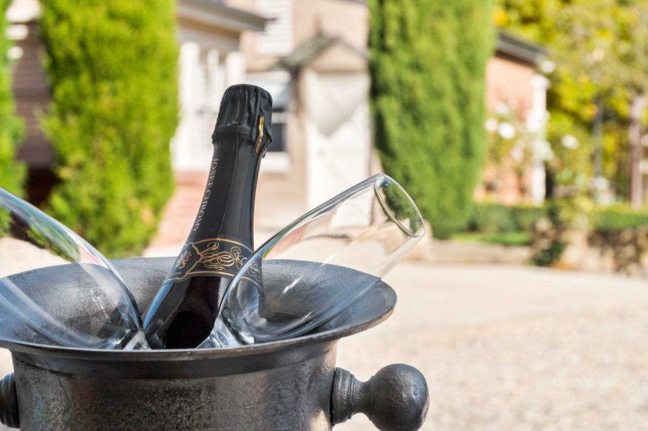 The Rivulet Bed & Breakfast Sandy Bay Exterior photo A bottle of champagne in a champagne bucket