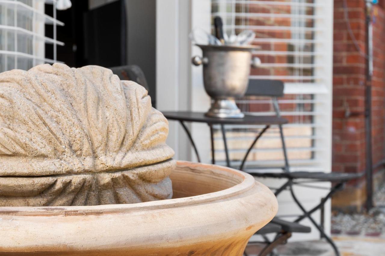 The Rivulet Bed & Breakfast Sandy Bay Exterior photo Fountain at the front door