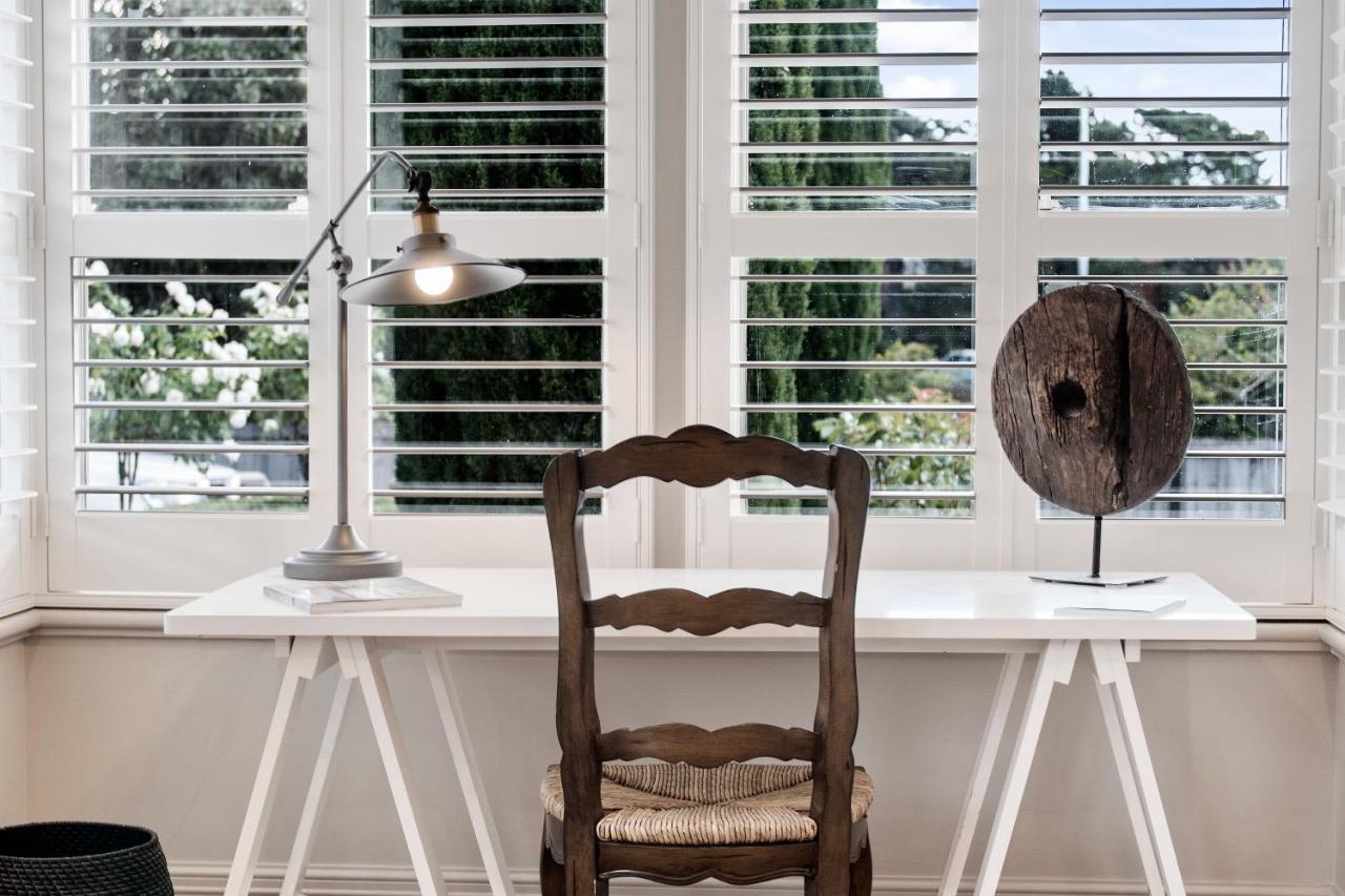 The Rivulet Bed & Breakfast Sandy Bay Exterior photo A table lamp
