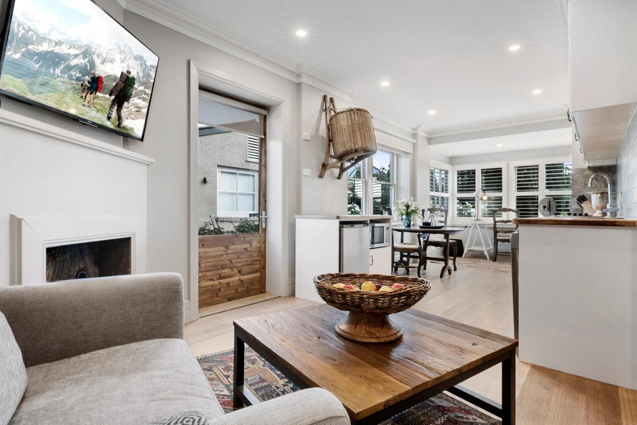 The Rivulet Bed & Breakfast Sandy Bay Exterior photo A living room with a flat screen television
