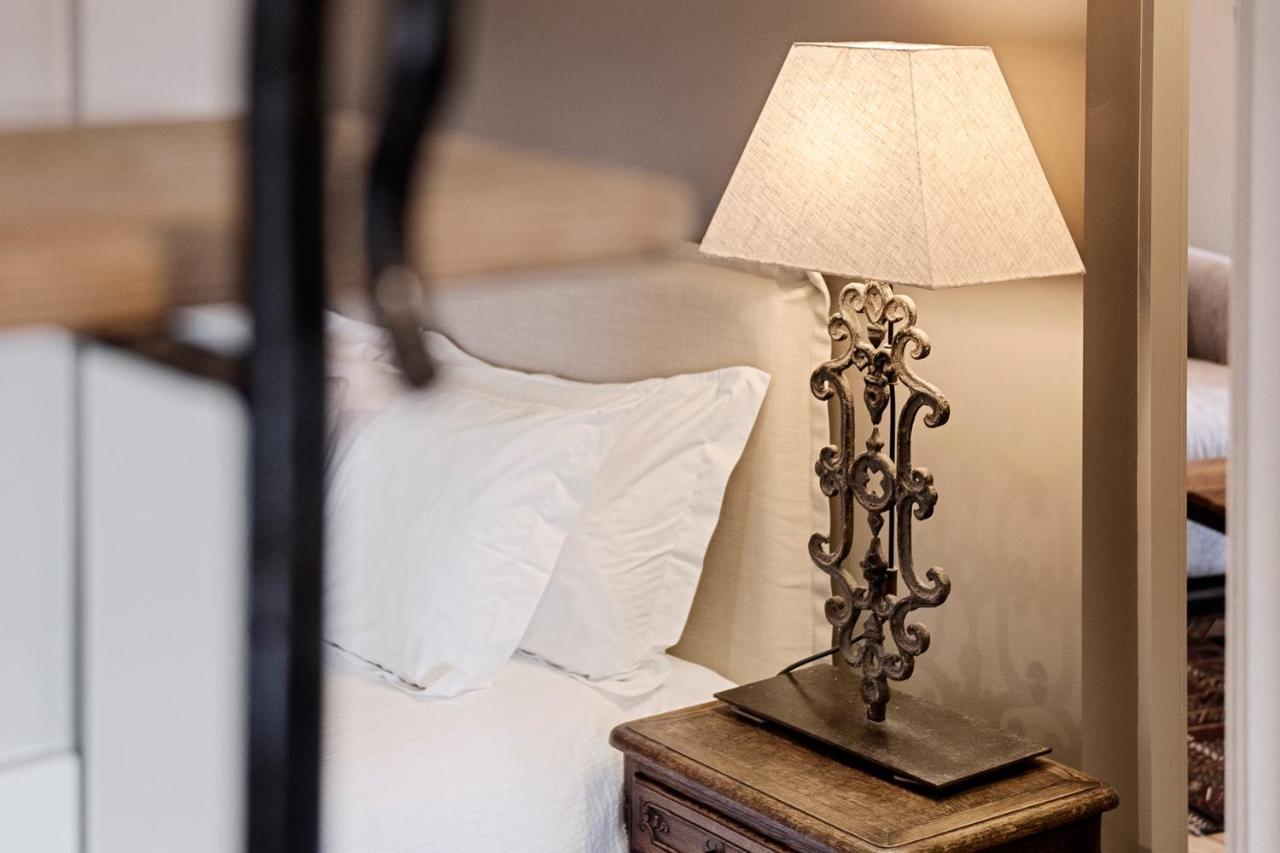 The Rivulet Bed & Breakfast Sandy Bay Exterior photo A table lamp